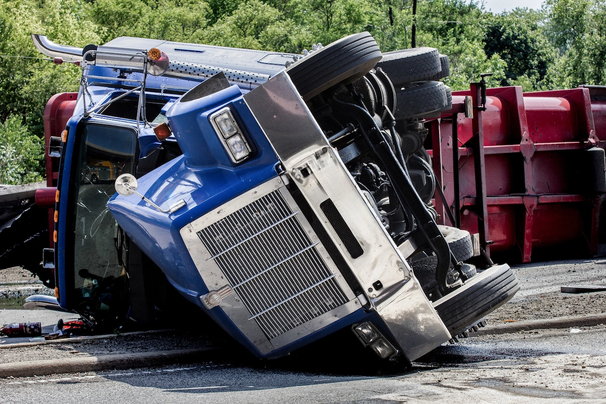 18-wheeler lost load triggers U.S. 290 chain reaction crash, Injuring at least 3 | Undefeated Texas Truck Accident Lawyers