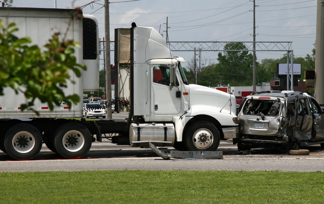 How Our Undefeated Houston Personal Injury Lawyers Can Help After a Crash Caused by Trucking Company Negligence