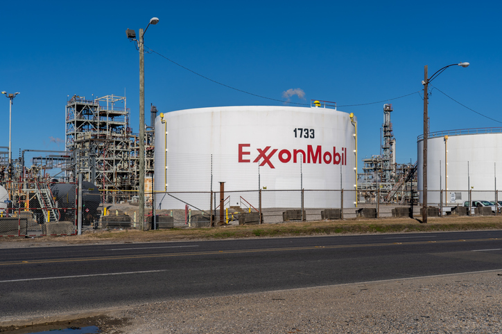 Texas Refinery Accident Lawyer | ExxonMobil Beaumont Contractor Hurt in Scaffolding Fall