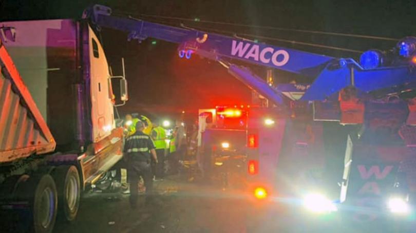 Waco ، تكساس Hit-and-Run 18-Wheeler Crash Kills 1 ، إصابة آخر.